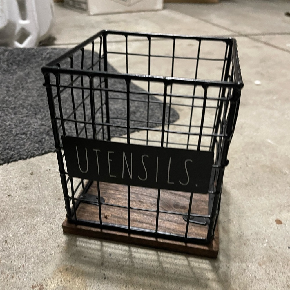Utensils holder